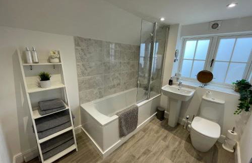 Spacious Family Friendly Cottage - Photo 18