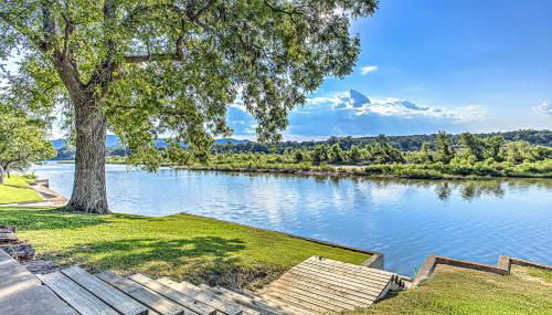 Waterfront 3BR Retreat - Pool & Hot Tub - Foto 2