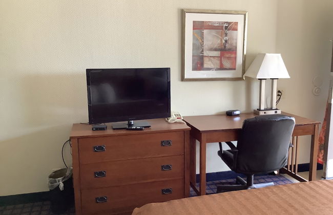 Silver Spur Vintage Inn & Suites - Photo 10