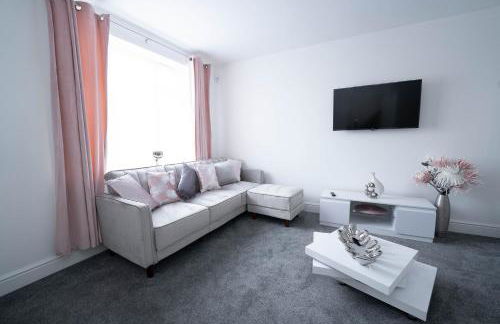 Entire Modern Home with Private Parking for 6/8 Persons - Photo 36