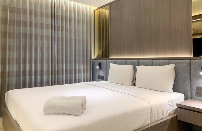 Warm And Modern Look Studio Room At Gold Coast Apartment - Foto 3