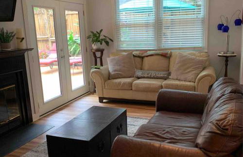 3 Bedroom Cozy Cottage with fenced in backyard and hot tub 4 miles to the beach - Foto 13