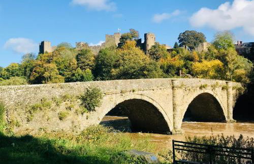 Flower Cottage by Ludlow Castle with Onsite Parking - Photo 15