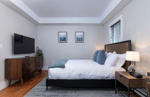 Updated Family-sized Home in Heart of Rutland, Near Slopes, EV Level 2, Hot Tub - Photo 33