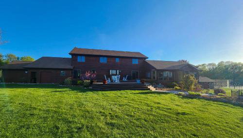 7,000 Sq Ft! Private Rapid City Estate with Pool - Foto 5