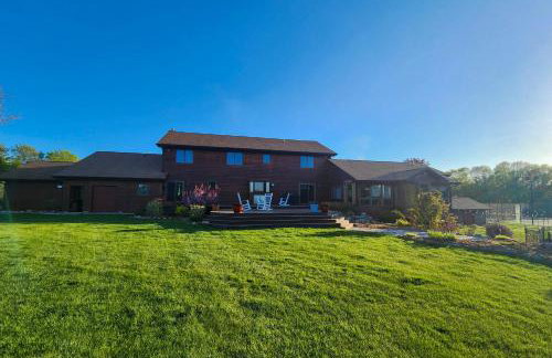 7,000 Sq Ft! Private Rapid City Estate with Pool - Foto 5