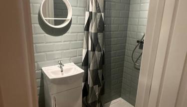 Spacious En-Suite Rooms & Off-Suite Rooms Near Hospital and Shops - Foto 4, towels, Shower