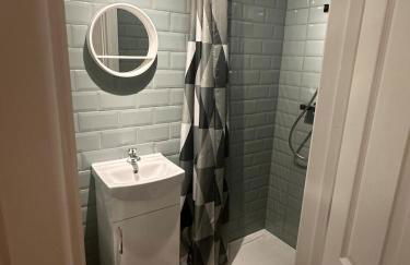 Spacious En-Suite Rooms & Off-Suite Rooms Near Hospital and Shops - Photo 4