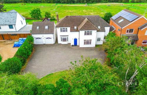 Spacious 5 Bed & Hot Tub Sleeps 12, near Stratford upon Avon - Foto 1