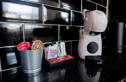 Spacious 6 bedroom House in Dudley with optional Nursery-Drive and Garage-Families and Contractors Welcome - Foto 22