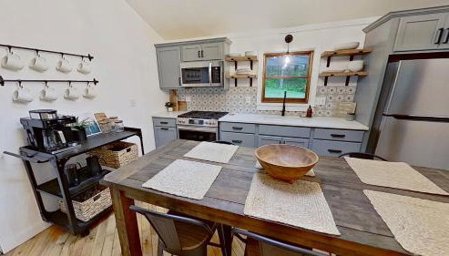 Cozy Berkshires Cabin with Lake, Beach, Hot Tub, Fireplace - The Wilde BNB - Foto 2