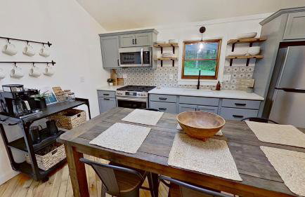 Cozy Berkshires Cabin with Lake, Beach, Hot Tub, Fireplace - The Wilde BNB - Foto 2