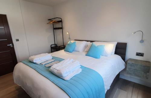 Central Penthouse with Hot Tub & Views 24 Cheltenham - Photo 16