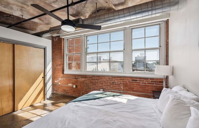 Luxury Historic Loft with Gym - Photo 46