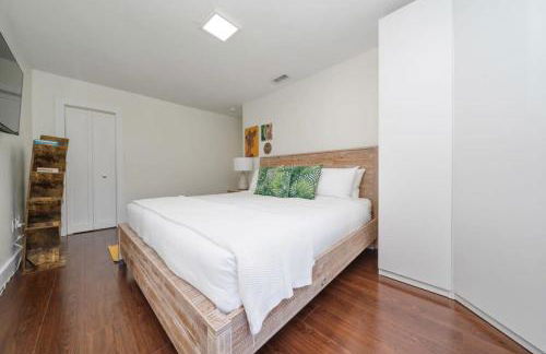 Boho House - Stylist Home with Parking and large Yard - Foto 16