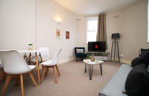 2 Bedroom City Apartment - 20mins Walk to Cabot Circus, With Free Wi-Fi & Off-Peak Parking Included - Foto 7