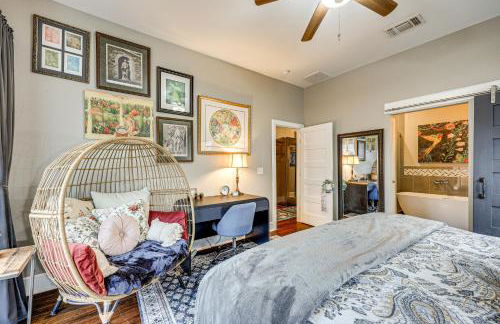 Artsy Bungalow with Yard in Dtwn San Antonio - Foto 11