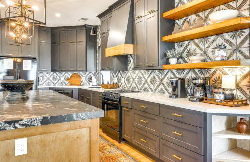 Modern Fischer House with Deck, Fire Pit and Hot Tub! - Foto 10