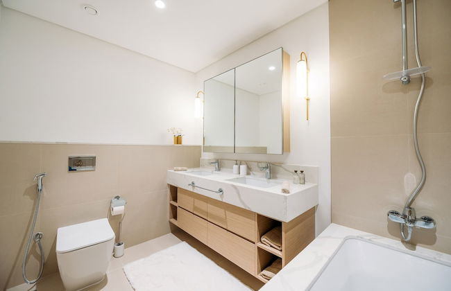 Elegant Stay: Balcony & Stunning Dubai Creek Views - Photo 20