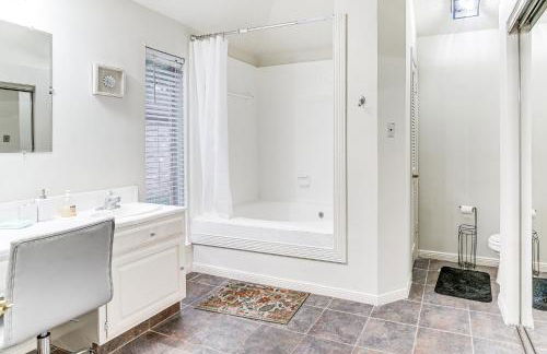 Extended Stay in Sugar Land! Family Home with Yard - Foto 14