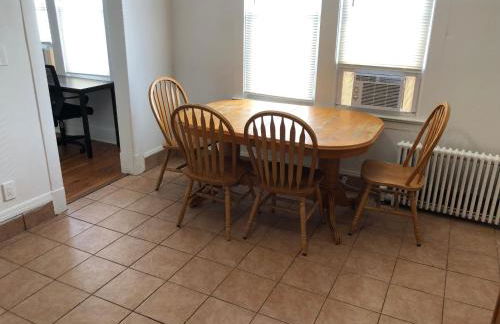 Private 2 bedroom and 1 bathroom house in a quiet area and convenient to NYC bus and train, MetLife Stadium FIFA World Cup 35 minutes away - Foto 9