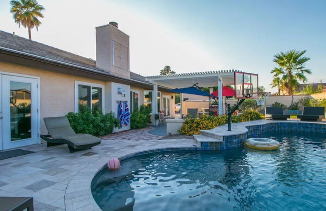 Spectacular Hilltop Home W/resort Like Backyard! - Foto 25