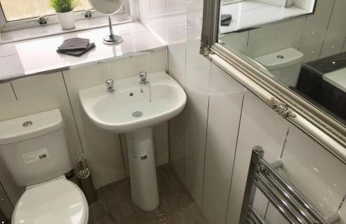 RIVER CLYDE VIEWS - PRIVATE & SPACIOUS APARTMENT - Photo 23