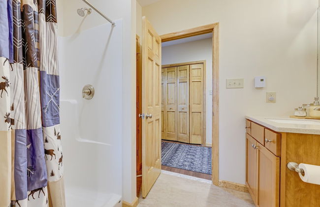 Pocono Paradise by Avantstay Lakeside Retreat, Hot Tub, Game Room, Near Beach - Foto 45