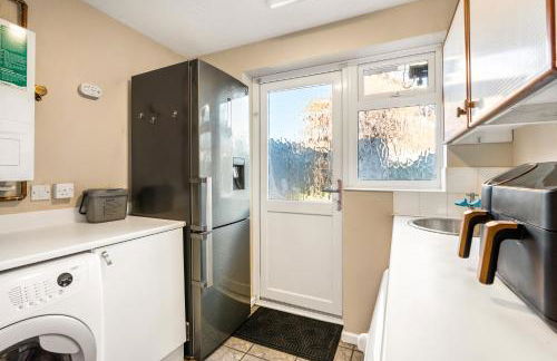 Spacious 5-Bedroom Home, Accommodates 10, Fast Wi-Fi & Parking Included - Foto 14