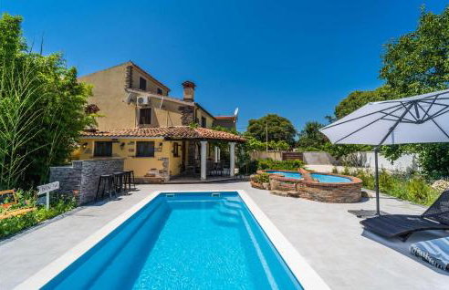 4 Bedroom Lovely Home In Veliki Vareski - Foto 1