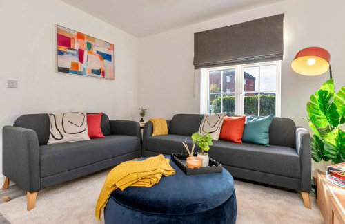 Spacious 5 Bedroom House Sleeps 9 with Parking - Foto 2