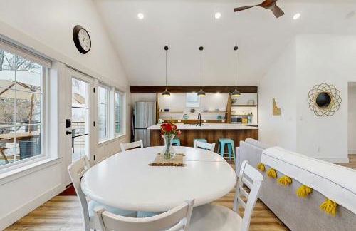 Home with Farmstyle Loft and Views, Mins to Dtwn - Foto 13