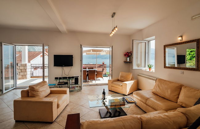 Spacious Family 4BR Seaside House, Fantastic Sea Views, 20 Meters to Beach - Foto 1