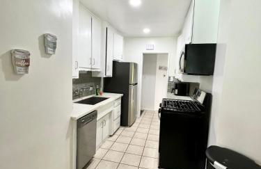 Cozy 3BR Home With Pool, Yard, Garage, and 80 inch TV! - Foto 18