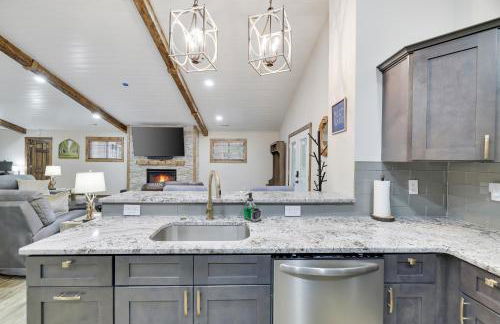 Whiskey Pines Retreat! Single Level Home, Outdoor Firepit, AC, BBQ! Sleeps 9 in Lake Harmony! - Foto 12