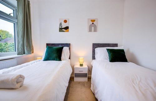 The Iver - 3BR - Spacious House - Free Parking - Photo 28