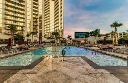 MGM 05717 Signature Studio Strip View w Balcony - Foto 1