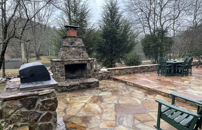 Deluxe log cabin! Pet and motorcycle friendly - enjoy nature with family and friends! 3 Bedroom Cabin by RedAwning - Foto 24