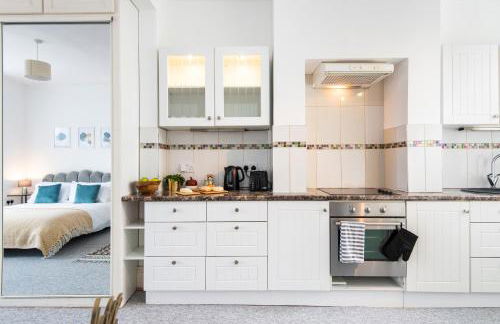 Ground Floor En-Suite Room with a Private Kitchen and Parking in a 5-Bedroom House at Hanwell - Foto 6