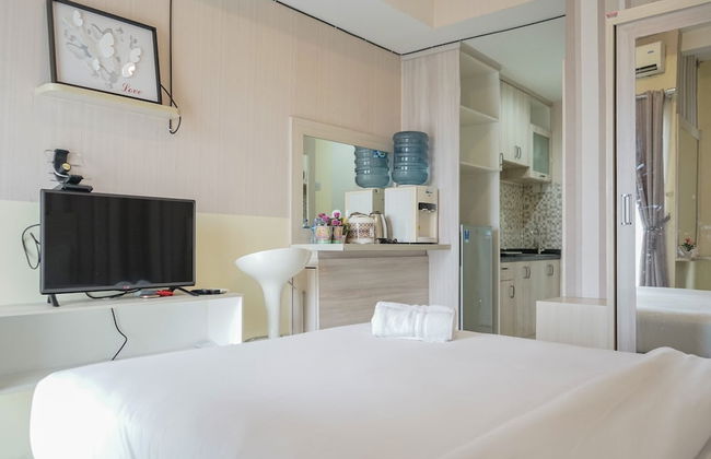 Minimalist and Stylish Studio Skylounge Tamansari Apartment By Travelio - Foto 4