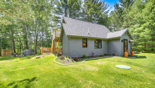 Pembine Cabin with Expansive Yard, Fire Pit and Grill! - Foto 2