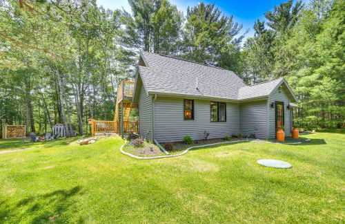 Pembine Cabin with Expansive Yard, Fire Pit and Grill! - Foto 2