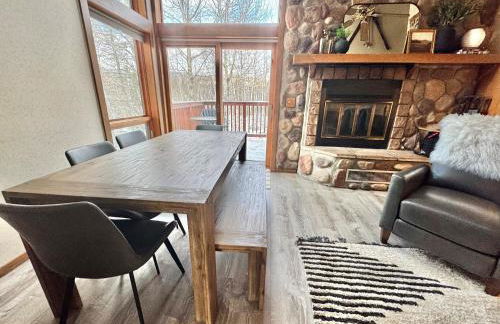 Cozy Townhome at Lutsen Mtn - Ski-in, Ski-out, Pool, Hot Tub, Fitness Center, resort amenities galore! - Foto 2