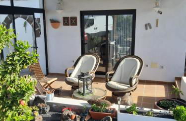 Apartamento con terraza y jardín - Photo 4