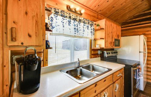Cozy Farm Cabin - 9 Mi to Trout Creek! - Foto 10