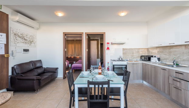 Blue Harbour – Seafront Self-Catering Holiday Penthouse – St Paul’s Bay - Foto 5, Wohnbereich