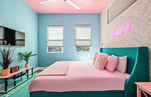 Austin Oasis Spacious 4BR Retreat with Hot Tub Cowboy Pool and Infrared Sauna Perfect for Families and Bachelorettes - Photo 17