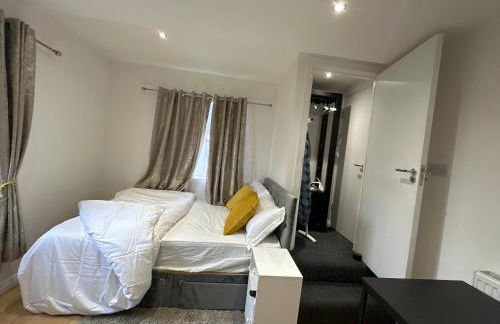 1st Studio Flat With full Private Toilet And Shower With its Own Kitchenette in Keedonwood Road Bromley A Fully Equipped Independent Studio Flat - Photo 42