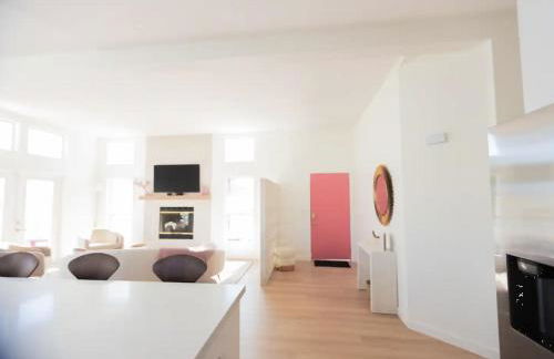 The Pink Paloma - A Barbie Inspired Villa in Palm Springs - Photo 11