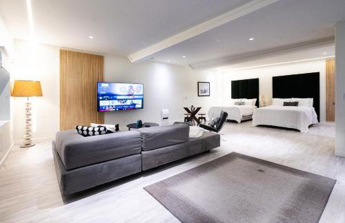 Modern Loft with Park Like Setting View - Foto 1